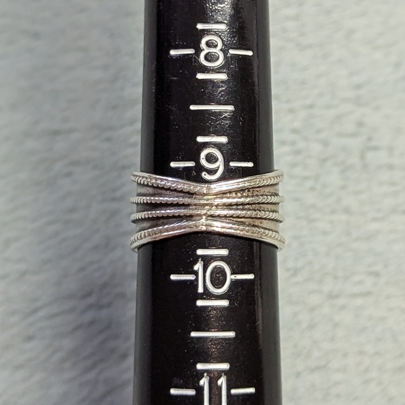 Vintage Sterling Silver Women's Ring with Beautiful Detailed Scroll Work - Picture 9 of 10